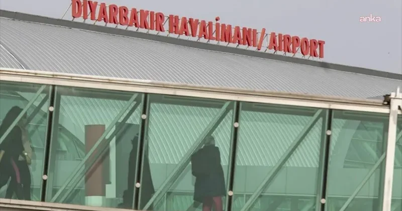 Diyarbakır Havalimanı’nda kar temizliği tartışması: Büyükşehir “pisti açtık” dedi, Valilik yalanladı