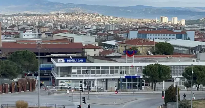 Tren garı önünde bomba paniği!