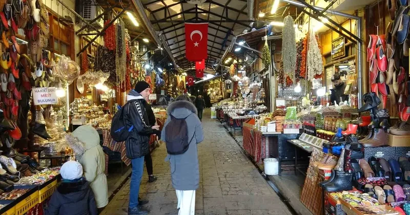 Gaziantep’te kar yağışı tarihi çarşıları sessizliğe bürüdü