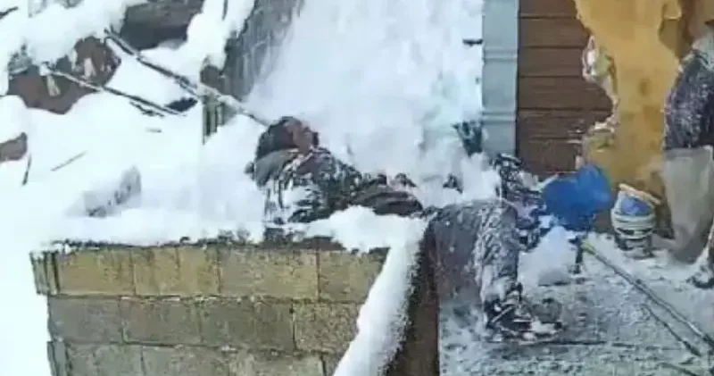 Evinin çatısındaki karları temizlerken düşüp yaralandı