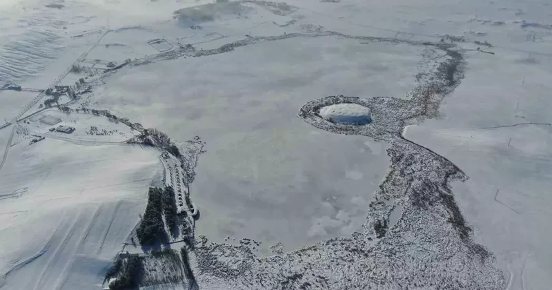 Termometreler eksi 21’i gösterdi, Hafik Gölü tamamen dondu