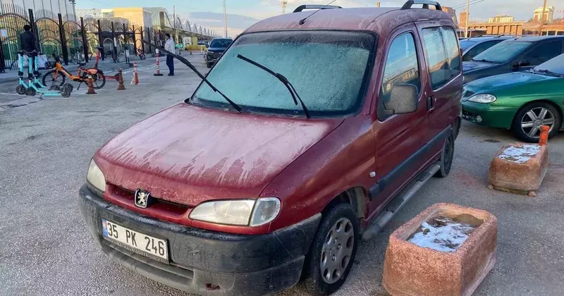 Hava sıcaklığı sıfır derecenin altına düştü, araçlar buzla kaplandı