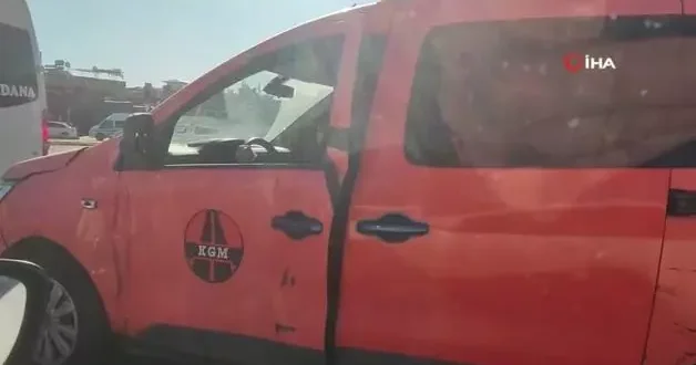 Adana da pes dedirten görüntü: Emniyet kemerini kapıya bağladı