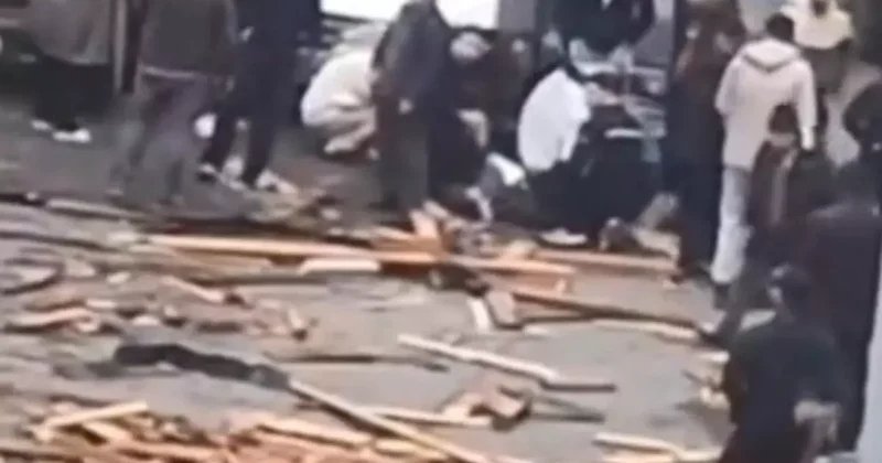 İstanbul da fırtına! Gaziosmanpaşa da çatı uçtu