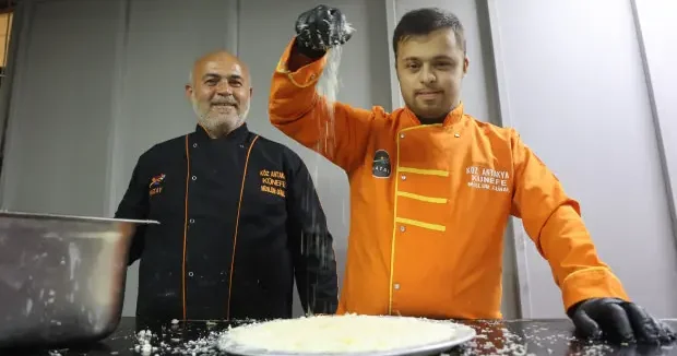 Hatay haberleri Down sendromlu Mehmet Antakya künefesi ustası oldu, özel müşterileri bile var! 03 Ocak 2026