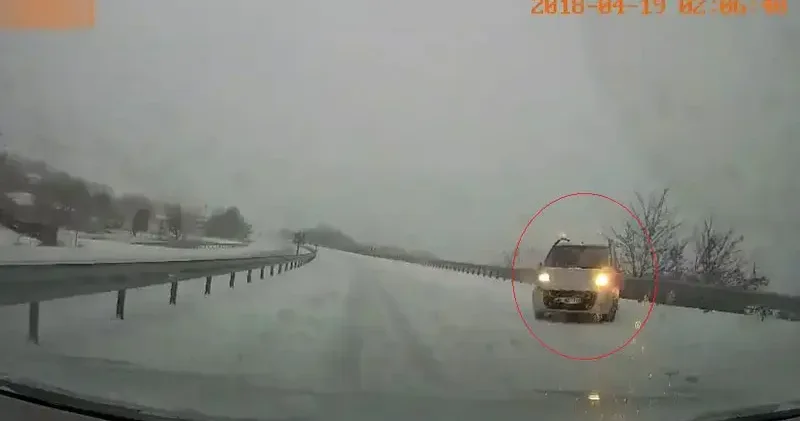 Elazığ’da karlı yolda kontrolden çıkan hafif ticari aracın savrulması kamerada