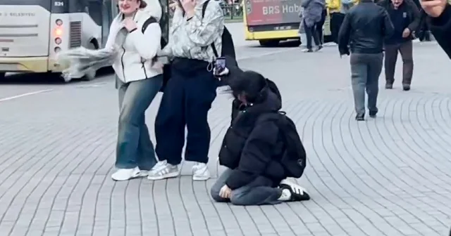 Bursa da vatandaş fırtınada uçmamak için kendisini yere attı VİDEO İZLE