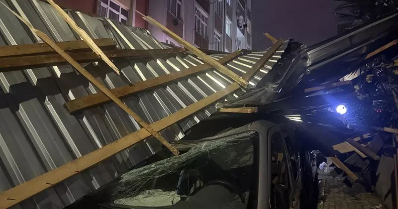 İstanbul da fırtına! Küçükçekmece’de şiddetli rüzgar çatıyı uçurdu