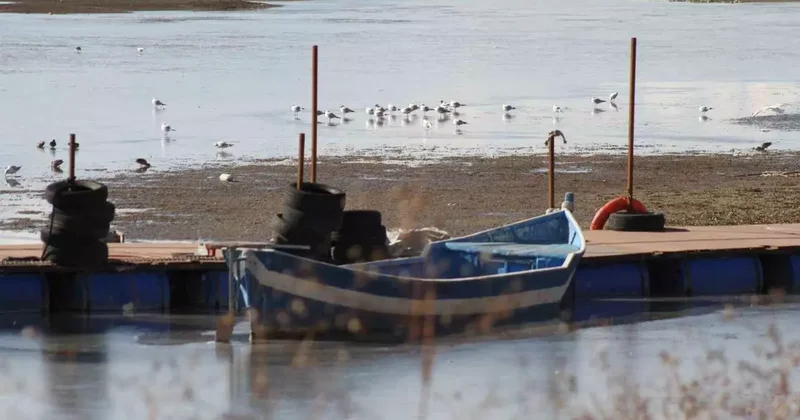 Şiddetli soğuklar Beyşehir Gölü kıyılarının buz tutmasına yol açtı