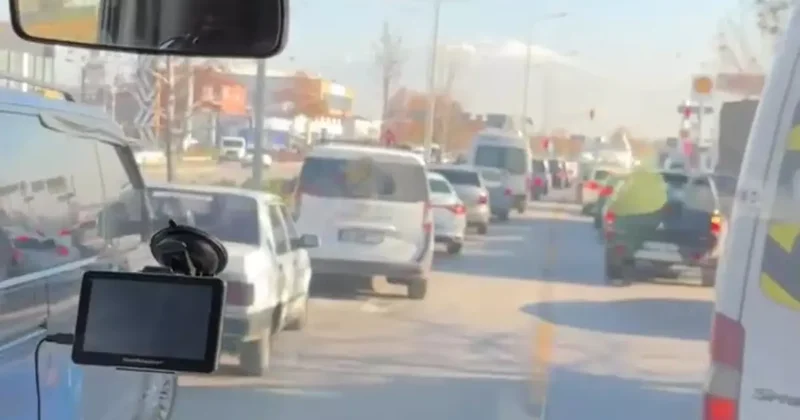 Denizli’de duyarlı sürücülerin fermuar sistemi ile yol verdiği anlar kamerada