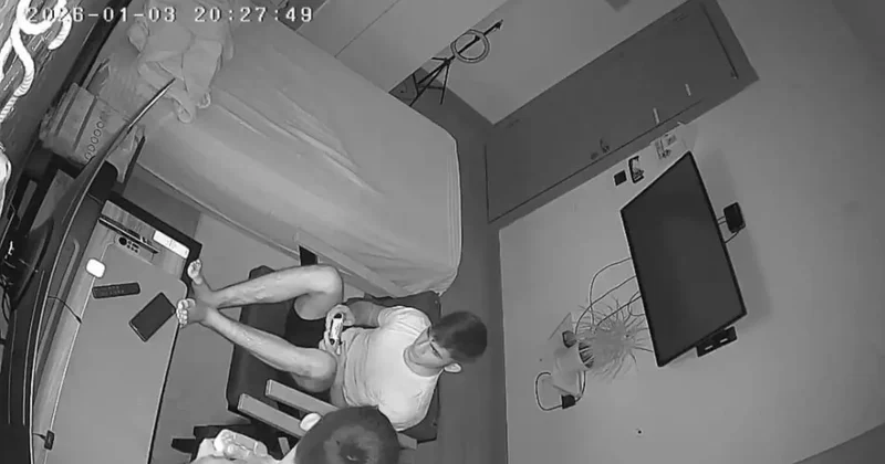 Elazığ da deprem anı kamerada: Biri panik yaptı, diğeri oyuna devam etti