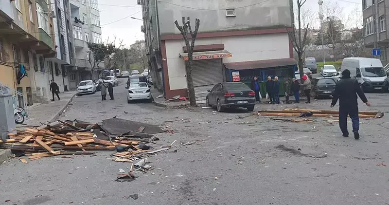 Gaziosmanpaşa da çatı uçtu: 1 kişi yaralandı