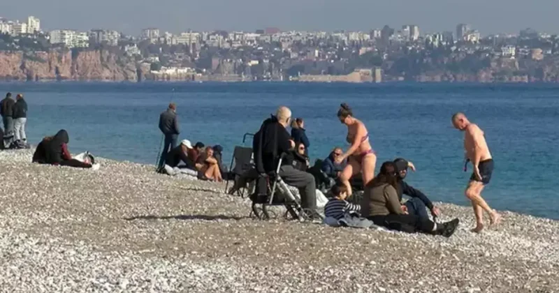 Yılın ilk hafta sonunda sahilde güneşlenip denize girdiler