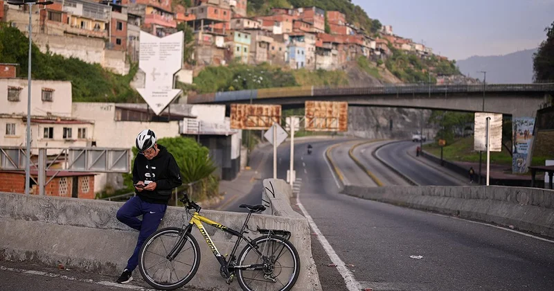 Venezuela halkı belirsizliğe uyandı: Karakas sokaklarında sessizlik