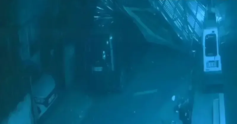 Küçükçekmece de çatının uçtuğu anlar kamerada; 2 kişi son anda kurtuldu