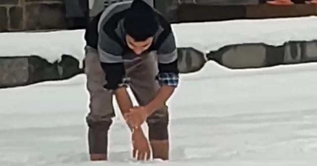 Buz gibi soğukta kalpleri ısıttı: Sular donunca kar ile abdest aldı VİDEO İZLE