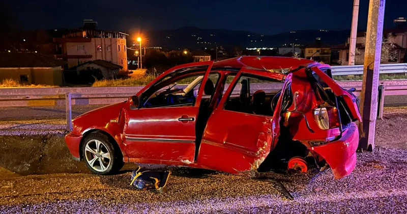 Otomobil elektrik direğine çarptı, baba ile oğlu hayatını kaybetti