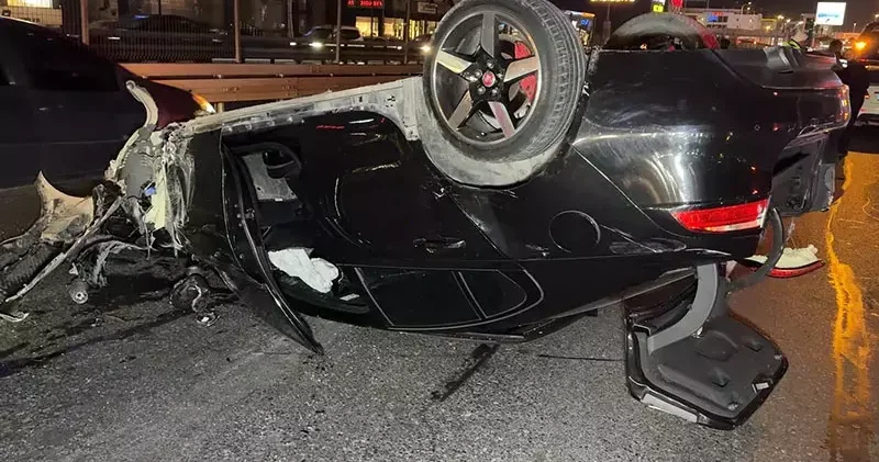 Avcılar’da aydınlatma direği ile 3 araca çarpan otomobil takla attı; sürücü kaçtı