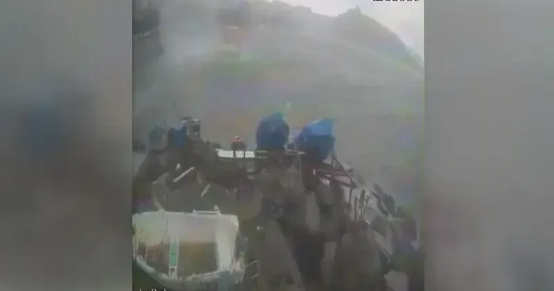 Limandaki tekneleri deviren hortum kamerada