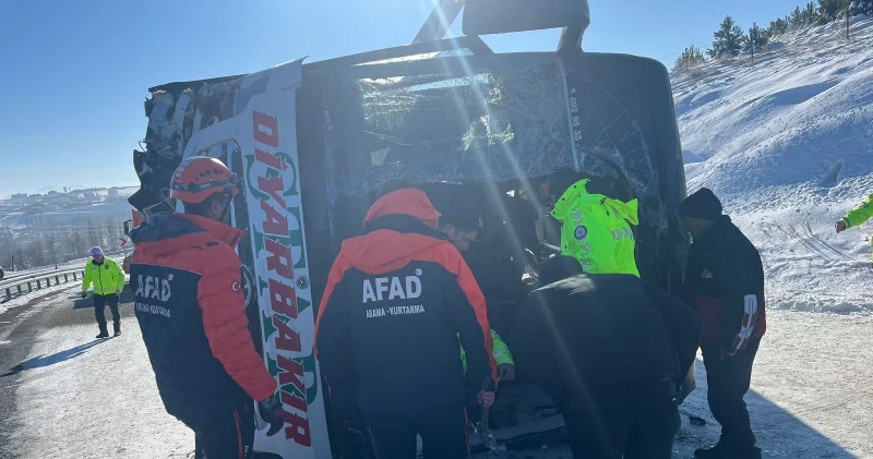 Kars ta devrilen yolcu otobüsündeki 17 kişi yaralandı Kars Haberleri