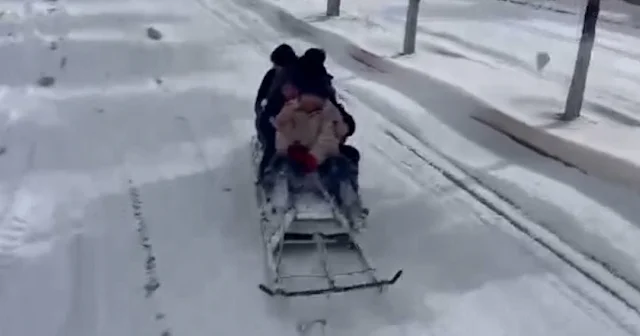 Gençler kendi yaptıkları kızakla köy sokaklarında kar keyfi yaşadı VİDEO İZLE