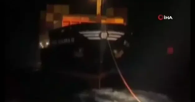 Çanakkale Boğazı nda arızalanan dev gemi römorkörlerle kurtarıldı