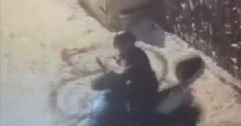 Karlı havada motosikletle drift attığı anlar kamerada