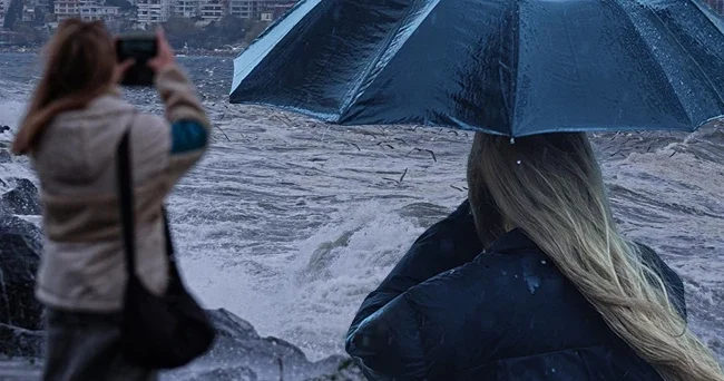 İstanbul dahil 24 ilde alarm verildi! Kuvvetli fırtına geliyor: 3 bölgede sağanak yağış etkili olacak Hava sıcaklığı bir anda değişecek: Meteoroloji il il...