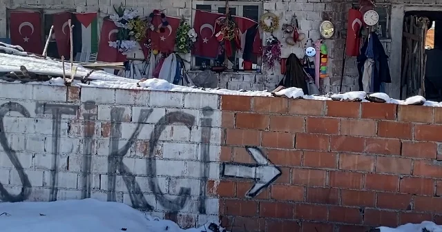 79 yaşındaki adamın bayrak hassasiyeti: Bulduğu bayrakları temizleyip evinin duvarına asıyor VİDEO İZLE