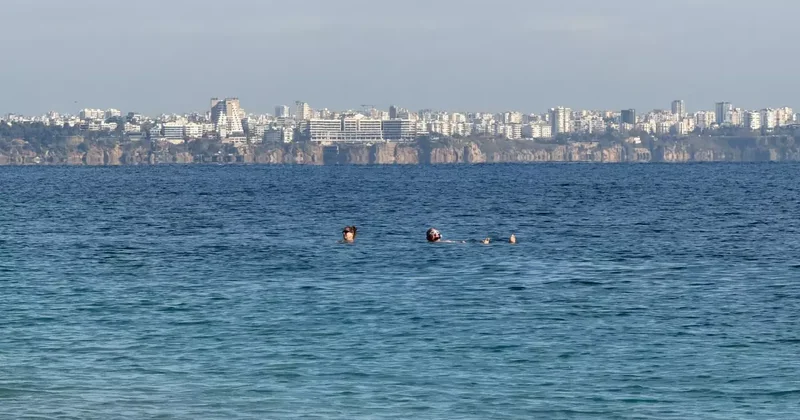 Görüntü Türkiye den! Herkes üşürken onlar yüzdü