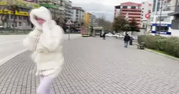 Fırtına uçurdu: Büfeler yerle bir oldu, ağaçlar devrildi, yürümek imkansız hale geldi