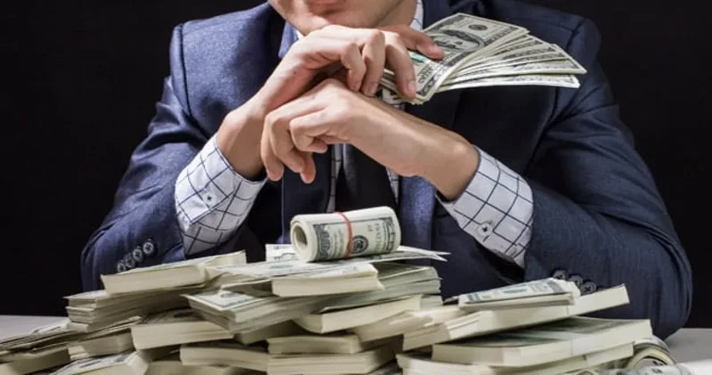 Borsada uçtu gelirinin yarısını çalışanlarına dağıttı!