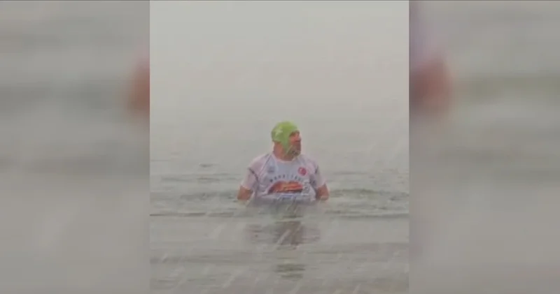 Dondurucu soğukta denizde kulaç attı