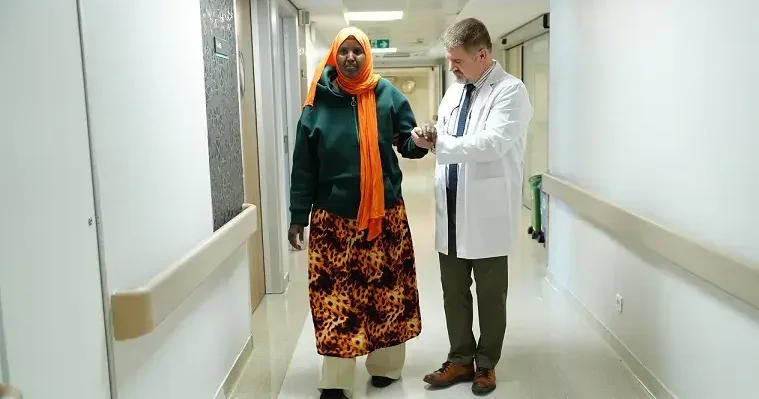 Tüberküloza bağlı felç kalan Hoche, Türkiye’de yürümeye başladı