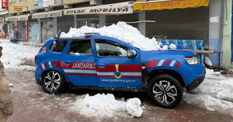 Ovacık ta dev kar kütlesi jandarma aracının üstüne düştü: 2 yaralı