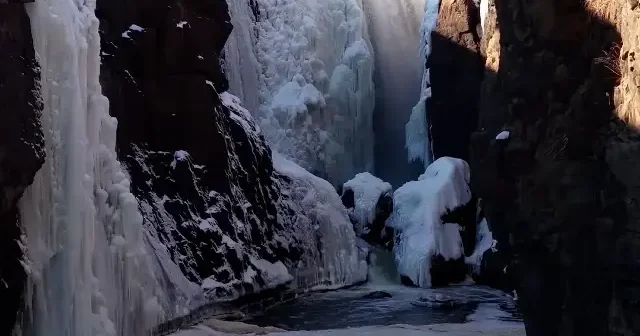 ABD’de soğuk hava etkili oldu: Great Falls Şelalesi dondu VİDEO İZLE