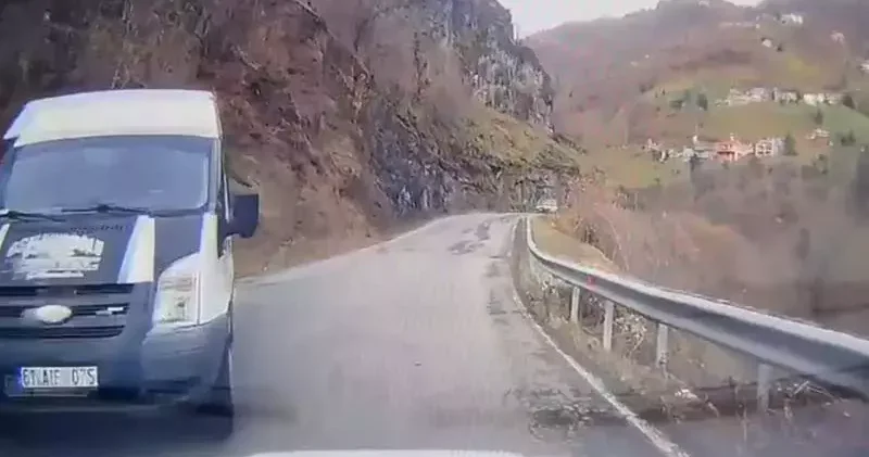 Okul servis minibüsünün otomobille çarpıştığı kaza kamerada