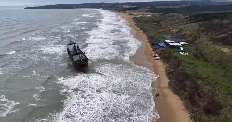 Sarıyer de karaya oturan gemide tahliye talebinde bulunan kaptan kurtarıldı