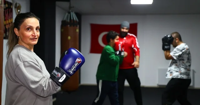 47 yaşındaki hemşire anne çocuklarıyla birlikte eldiven giyip ringe çıktı Elazığ Haberleri