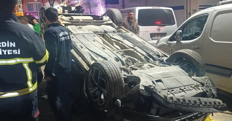 6 araca çarpan otomobil takla attı