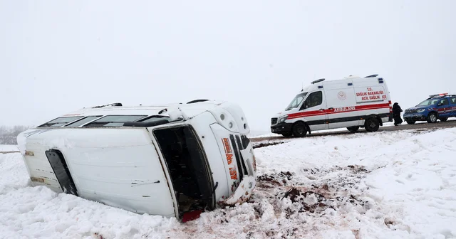 GÜNCELLEME Sivas ta öğrenci servisinin devrildiği kazada 14 kişi yaralandı Sivas Haberleri