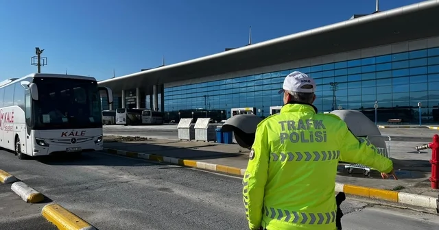 Yolcu gibi bindiler, kural ihlalini affetmediler Aydın da otobüslerde sivil trafik denetimi Aydın Haberleri