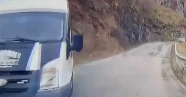 Trabzon’da okul servisiyle otomobil çarpıştı: Korku dolu anlar kamerada VİDEO İZLE