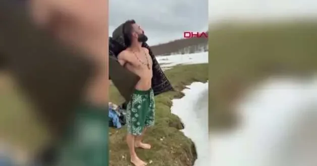 Sakarya da dondurucu soğuğa meydan okudu: Buzu kırıp göle girdi