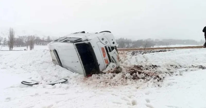 Son Dakika Sivas ta öğrenci minibüsü devrildi: Yaralılar var!