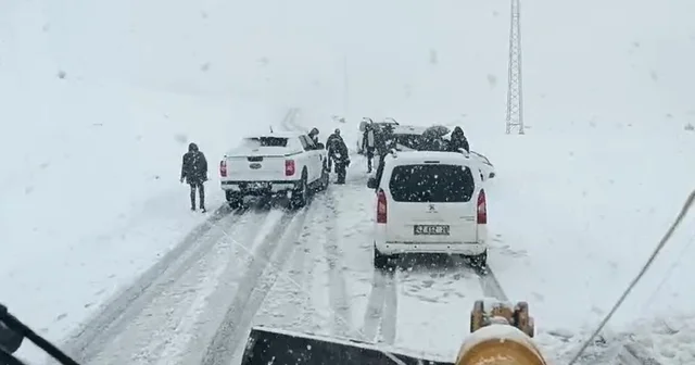 Muş ta fırtına nedeniyle mahsur kalan 3 araç kurtarıldı Muş Haberleri