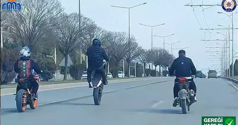 Trafikte akrobatik hareket yapan motosikletli gruba ceza