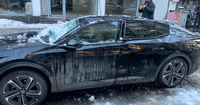Bingöl de çatıdan düşen kar otomobile zarar verdi Bingöl Haberleri