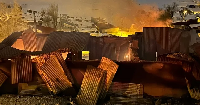 Tekman da korkutan yangın: 3 ev kullanılamaz hale geldi Erzurum Haberleri