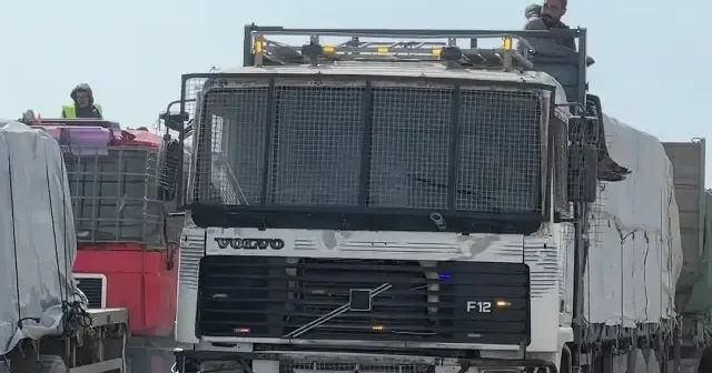 İnsani yardım tırlarının bir kısmı Gazze ye ulaştı VİDEO İZLE